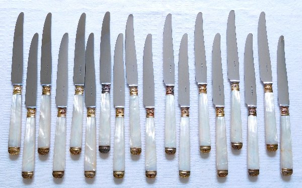 Ensemble de 6 couteaux en nacre et vermeil, modèle à coquille par Boin Taburet