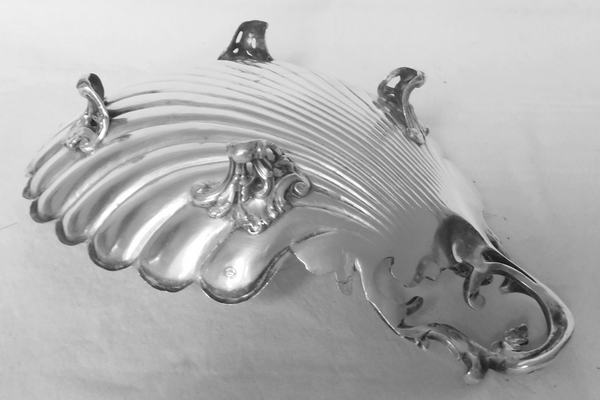 Corbeille à pain de style Rocaille en argent massif, poinçon Minerve, par Henri Lapeyre