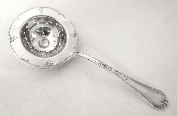 Puiforcat : passe-thé en argent massif, modèle Fer de Lance style Gothique, poinçon Minerve