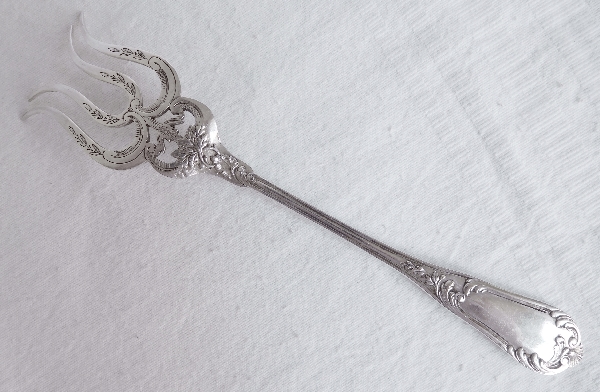 Saupoudreuse et fourchette à petits fours de style Louis XV en argent massif, poinçon Minerve, par Henri Chenailler