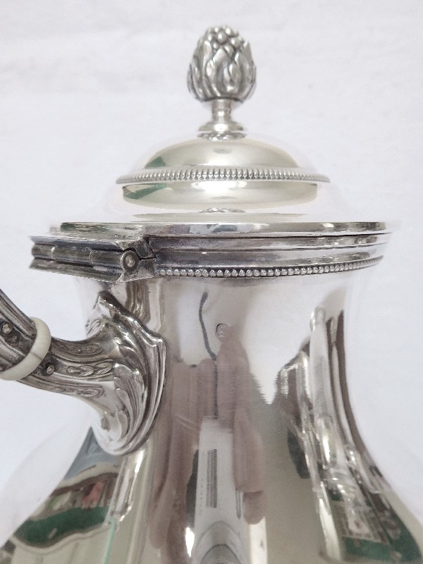 Service à thé et café de style Louis XVI en argent massif, poinçon Minerve, par Puiforcat