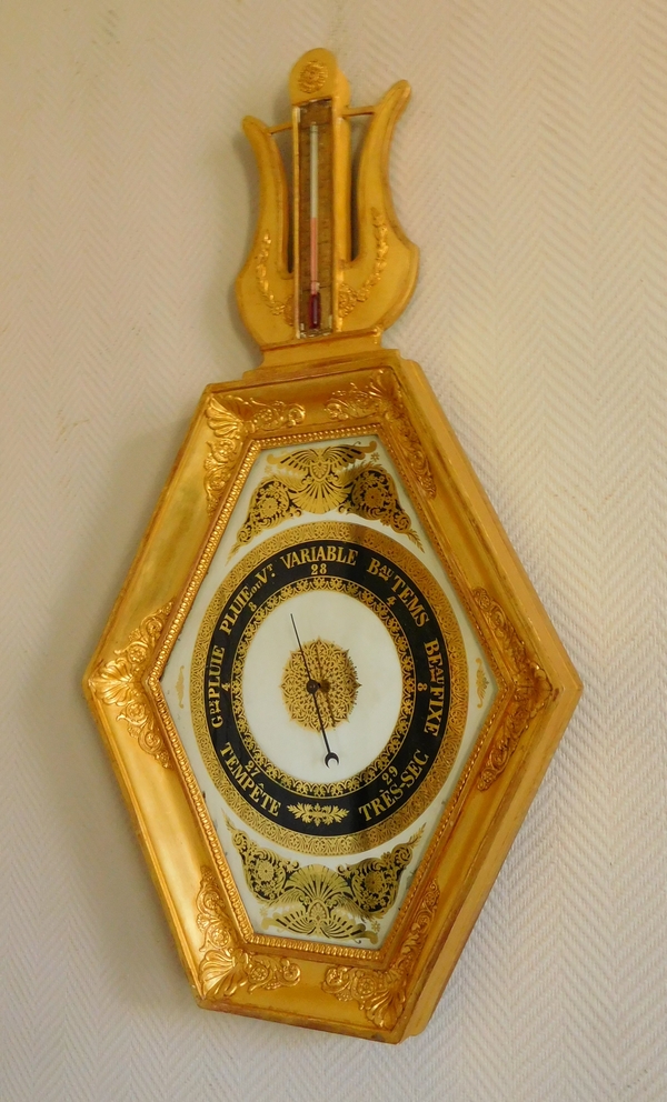 Baromètre Empire Restauration en bois doré et verre églomisé, début XIXe siècle