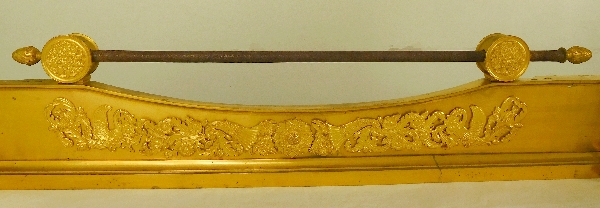 Barre de cheminée / chenets Empire en bronze ciselé et doré au mercure, époque Restauration