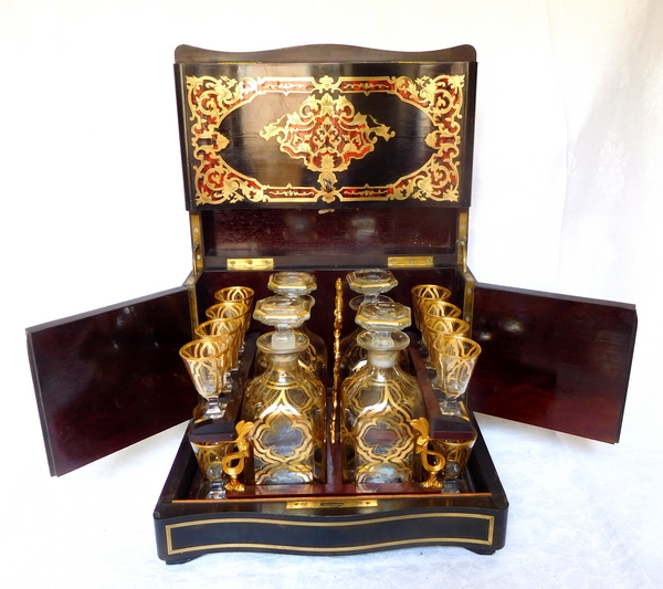 Cave à liqueur Napoléon III en marqueterie Boulle, 4 carafes & 16 verres en cristal doré orientaliste