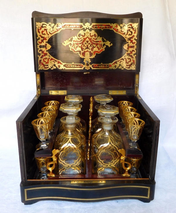 Cave à liqueur Napoléon III en marqueterie Boulle, 4 carafes & 16 verres en cristal doré orientaliste