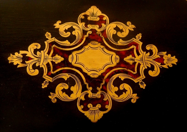 Cave à liqueur Napoléon III en marqueterie Boulle, 4 carafes & 16 verres en cristal doré orientaliste