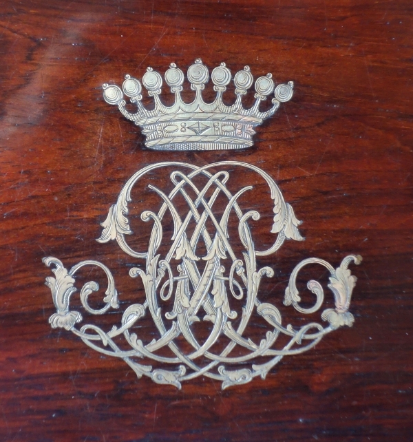 Grand coffret / cassette à bijoux en amarante, couronne de Comte, estampillé de Peret à Paris