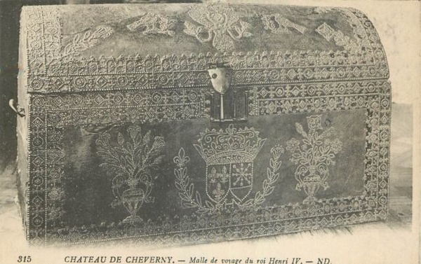 Malle de carosse en cuir clouté d'époque Louis XIII, début XVIIe siècle