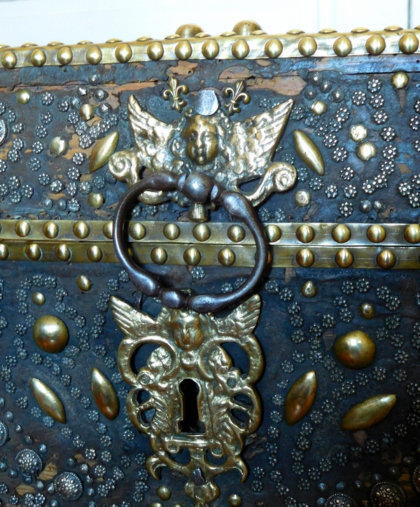 Malle de carosse en cuir clouté d'époque Louis XIII, début XVIIe siècle