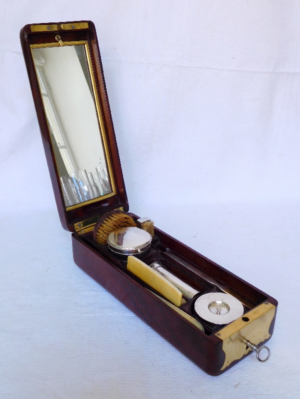 Aucoc : nécessaire de voyage d'officier en acajou, cristal et argent, époque Restauration