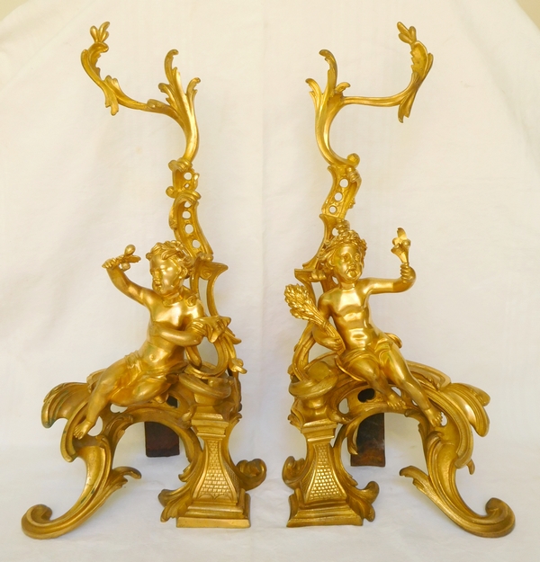 Paire de chenets en bronze doré aux putti, style Louis XV, milieu XIXe siècle