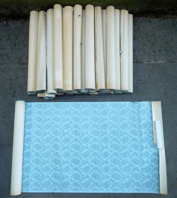 Zuber : Lot de papier peint gouaché bleu ciel décor XVIIIe état neuf, 30 rouleaux (années 1900-1930)