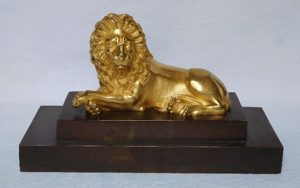 Grand presse-papier au lion, bronze doré sur socle en bronze patiné, époque Empire Restauration