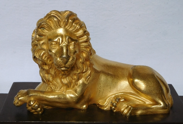 Grand presse-papier au lion, bronze doré sur socle en bronze patiné, époque Empire Restauration