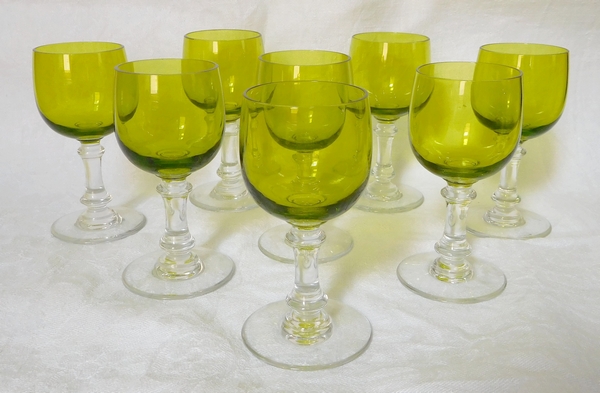 Série de 8 verres à vin cuit en cristal de Baccarat overlay de couleur vert chartreuse