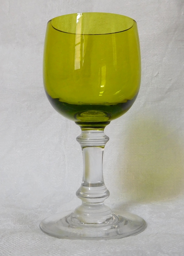 Série de 8 verres à vin cuit en cristal de Baccarat overlay de couleur vert chartreuse