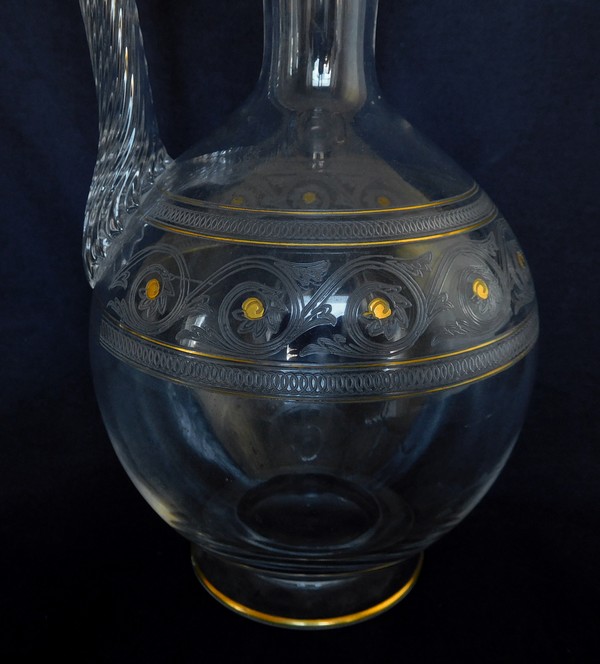Carafe / aiguière en cristal de Baccarat, modèle à gravure athénienne réhaussée d'une dorure à l'or fin