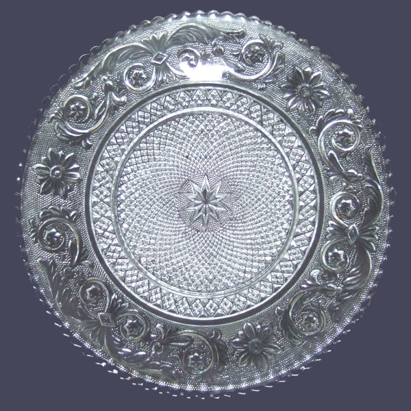 Assiette en cristal de Baccarat, modèle Arabesques