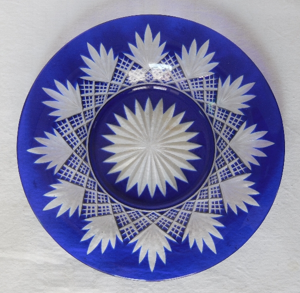 Petite assiette en cristal de Baccarat, cristal overlay bleu, modèle à palmettes, modèle Douai