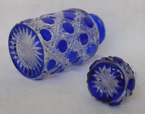 Petit flacon de toilette en cristal de Baccarat, modèle Diamants Pierreries doublé bleu