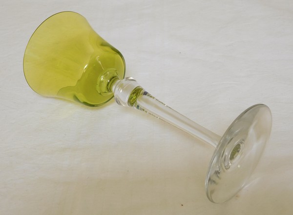 Verre à vin du Rhin en cristal de Baccarat vert chartreuse, modèle Piccadilly non taillé
