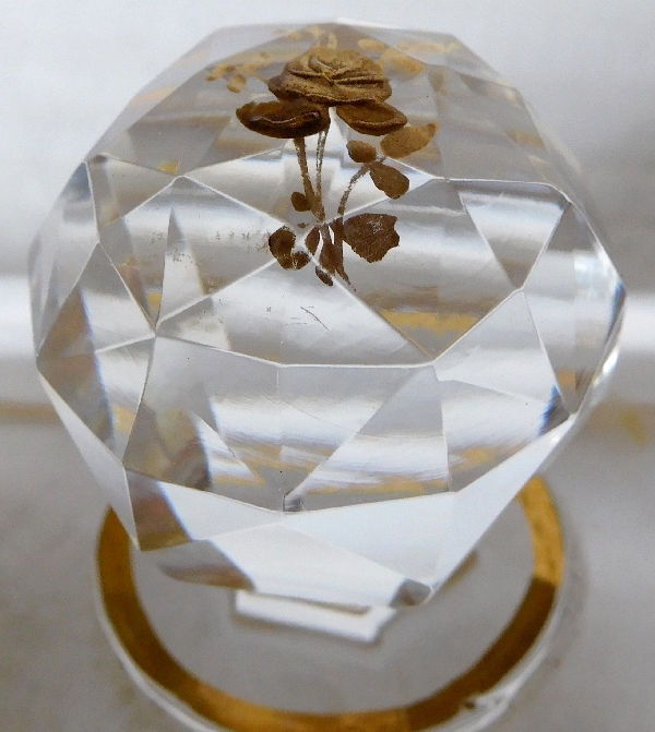 Boîte à poudre en cristal de Baccarat, modèle Louis XV rehaussé à l'or fin - grand format