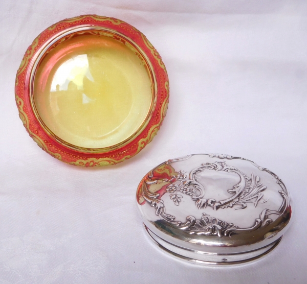 Boite bonbonnière cristal de Baccarat multi-couches rouge vert et doré et argent massif, style Louis XV