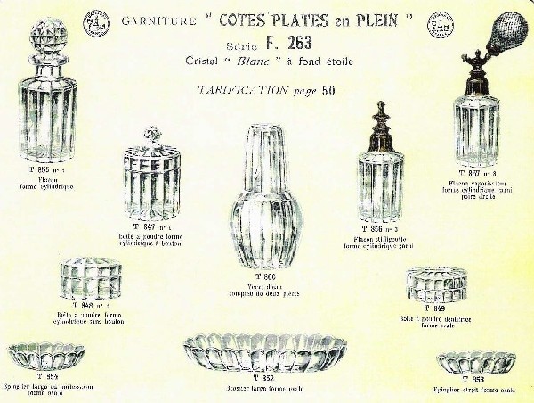 Boîte à poudre / bonbonnière ovale en cristal de Baccarat, modèle Cannelures réhaussé de filets or