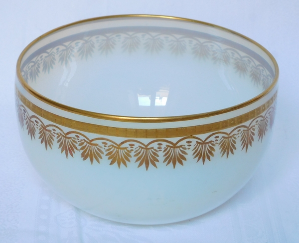 Bol d'époque Restauration Charles X en opaline savonneuse dorée