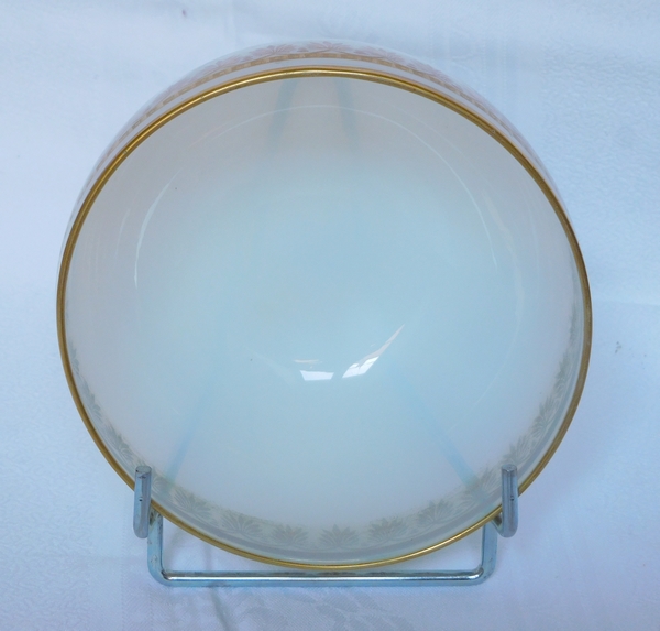 Bol d'époque Restauration Charles X en opaline savonneuse dorée