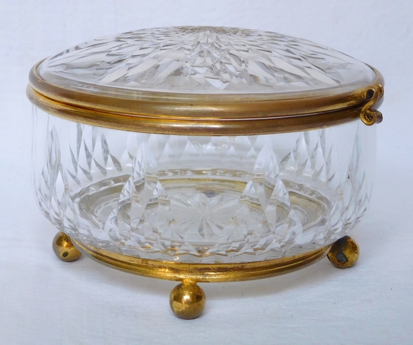 Boîte - bonbonnière en cristal de Baccarat taillé, monture en laiton doré