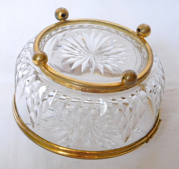 Boîte - bonbonnière en cristal de Baccarat taillé, monture en laiton doré