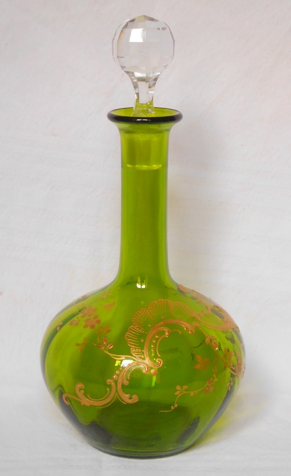 Carafe à vin en cristal de Baccarat, modèle Louis XV vert à côtes vénitiennes, rehaussé à l'or fin
