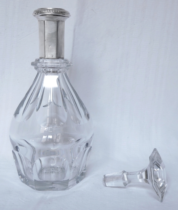 Carafe en cristal de Baccarat, monture en argent massif, modèle Harcourt, poinçon Minerve, par Olier Caron