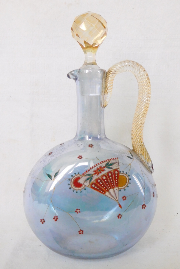 Carafe à porto en cristal de Baccarat, cristal irisé bleu émaillé japonisant, trace d'étiquette