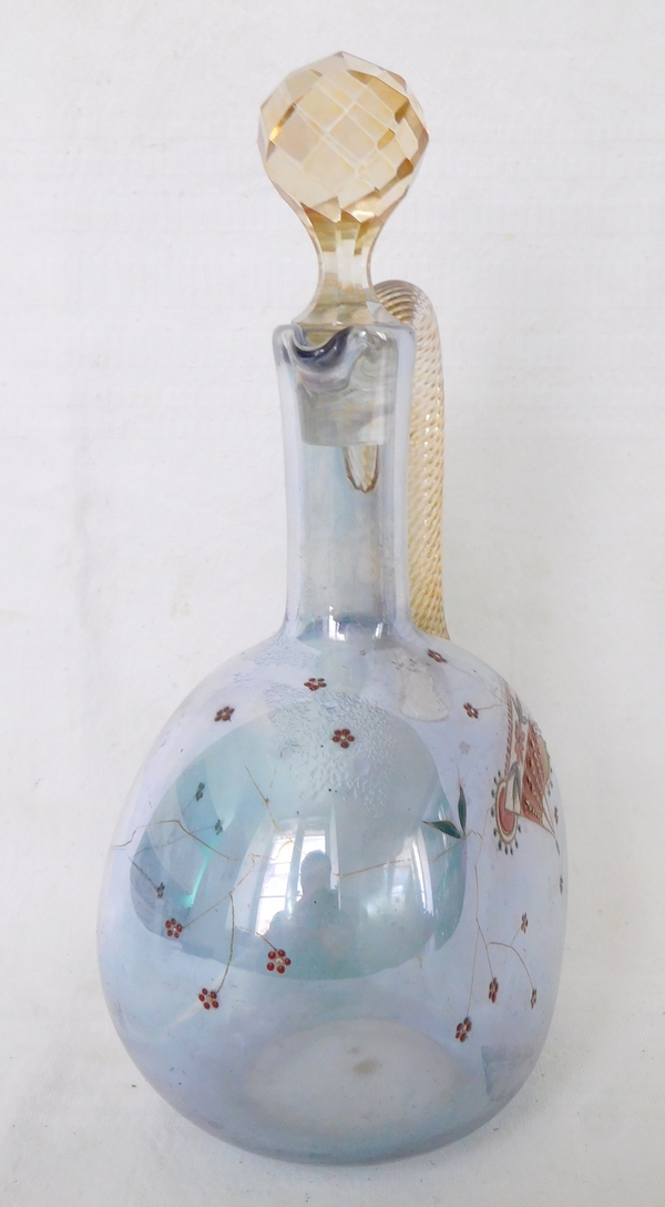 Carafe à porto en cristal de Baccarat, cristal irisé bleu émaillé japonisant, trace d'étiquette