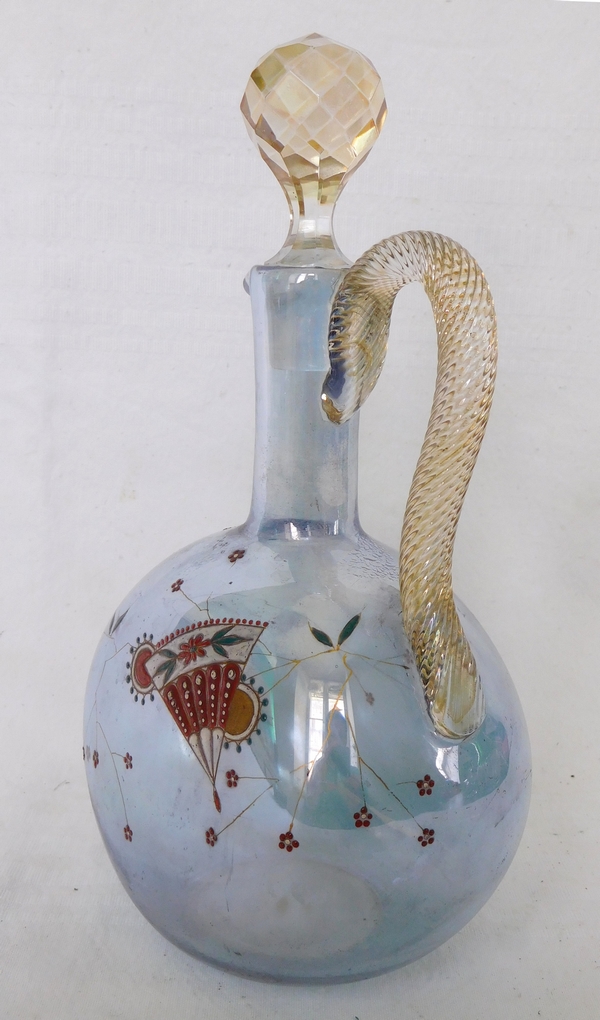 Carafe à porto en cristal de Baccarat, cristal irisé bleu émaillé japonisant, trace d'étiquette