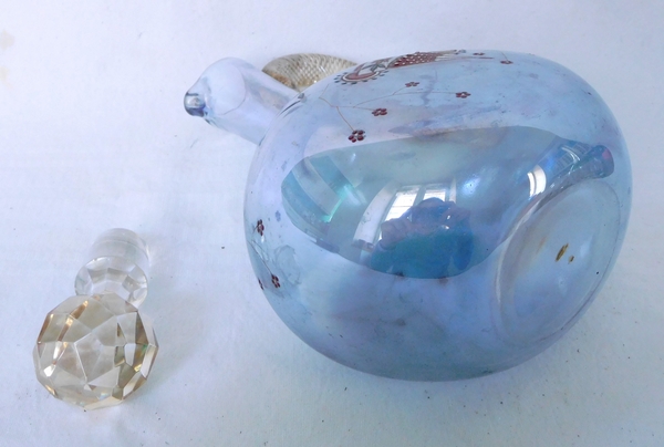Carafe à porto en cristal de Baccarat, cristal irisé bleu émaillé japonisant, trace d'étiquette