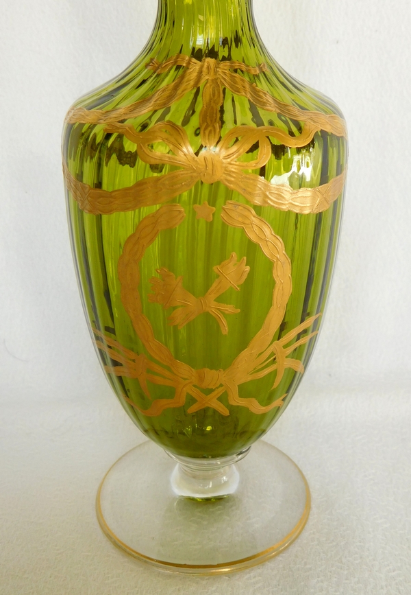 Carafe à liqueur en cristal de Saint Louis, cristal vert chartreuse doré à l'or fin, style Louis XVI