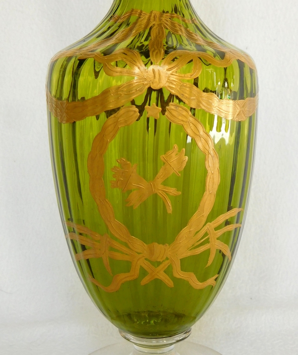 Carafe à liqueur en cristal de Saint Louis, cristal vert chartreuse doré à l'or fin, style Louis XVI