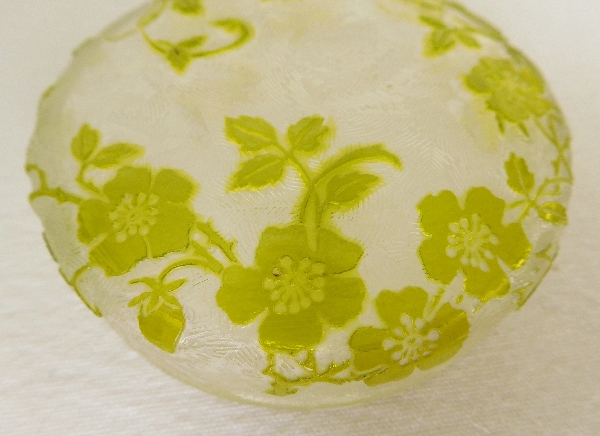 Boîte à poudre en cristal de Baccarat, modèle Eglantier vert chartreuse