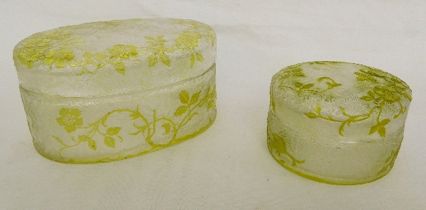 Boîte à poudre en cristal de Baccarat, modèle Eglantier vert chartreuse
