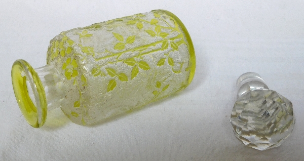Flacon à parfum en cristal de Baccarat, modèle Eglantier vert chartreuse - 15,5cm