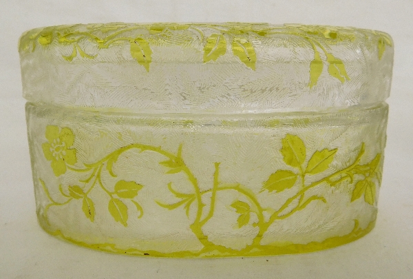 Grande boîte à poudre ovale en cristal de Baccarat, modèle Eglantier vert chartreuse