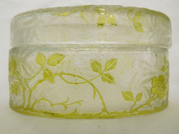 Grande boîte à poudre ovale en cristal de Baccarat, modèle Eglantier vert chartreuse