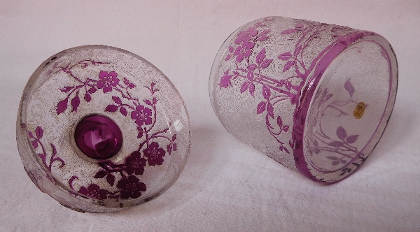 Boîte à poudre en cristal de Baccarat, modèle Eglantier violet - étiquette papier