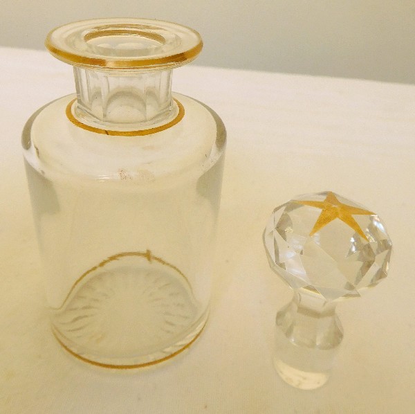 Flacon à parfum en cristal de Baccarat, cristal uni à fond étoile rehaussé de filets et étoiles dorés - 16cm