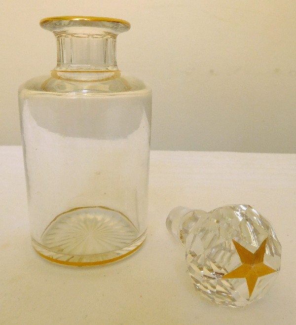 Flacon à parfum en cristal de Baccarat, cristal uni à fond étoile rehaussé de filets et étoiles dorés - 17cm