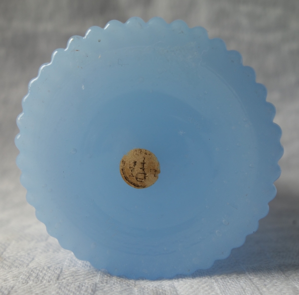 Flacon à parfum en cristal de Baccarat, opaline bleu ciel, étiquette, fin XIXe siècle