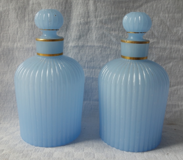 Flacon à parfum en cristal de Baccarat, opaline bleu ciel, étiquette, fin XIXe siècle